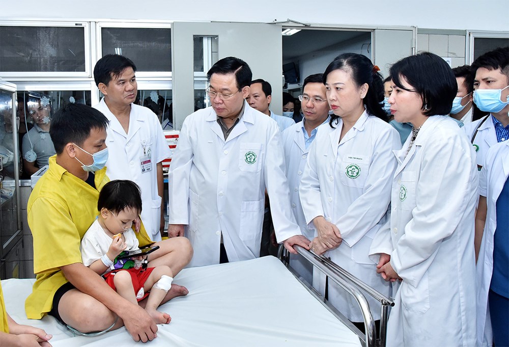 Chủ tịch Quốc hội Vương Đình Huệ thăm, động viên nạn nhân vụ hoả hoạn tại chung cư mini quận Thanh Xuân - ảnh 4