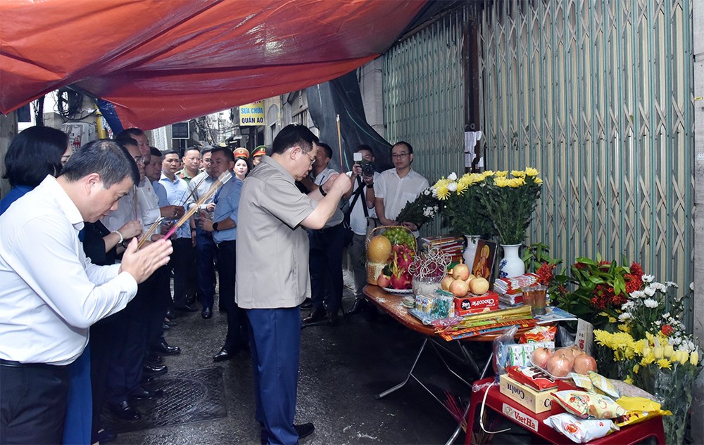 Chủ tịch Quốc hội Vương Đình Huệ thăm, động viên nạn nhân vụ hoả hoạn tại chung cư mini quận Thanh Xuân - ảnh 1