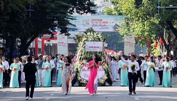 Sôi động “Carnaval mùa thu Hà Nội” với hơn 1.500 người diễu hành trên đường phố - ảnh 3
