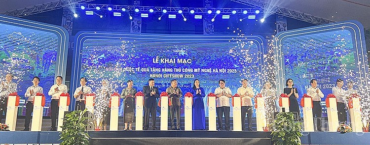 Khai mạc Hội chợ quốc tế Quà tặng hàng thủ công mỹ nghệ Hà Nội lần thứ 12 - ảnh 1