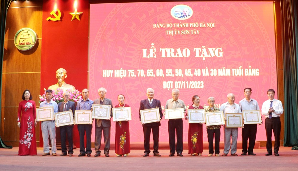 Thị ủy Sơn Tây trao tặng Huy hiệu cho 157 Đảng viên - ảnh 5