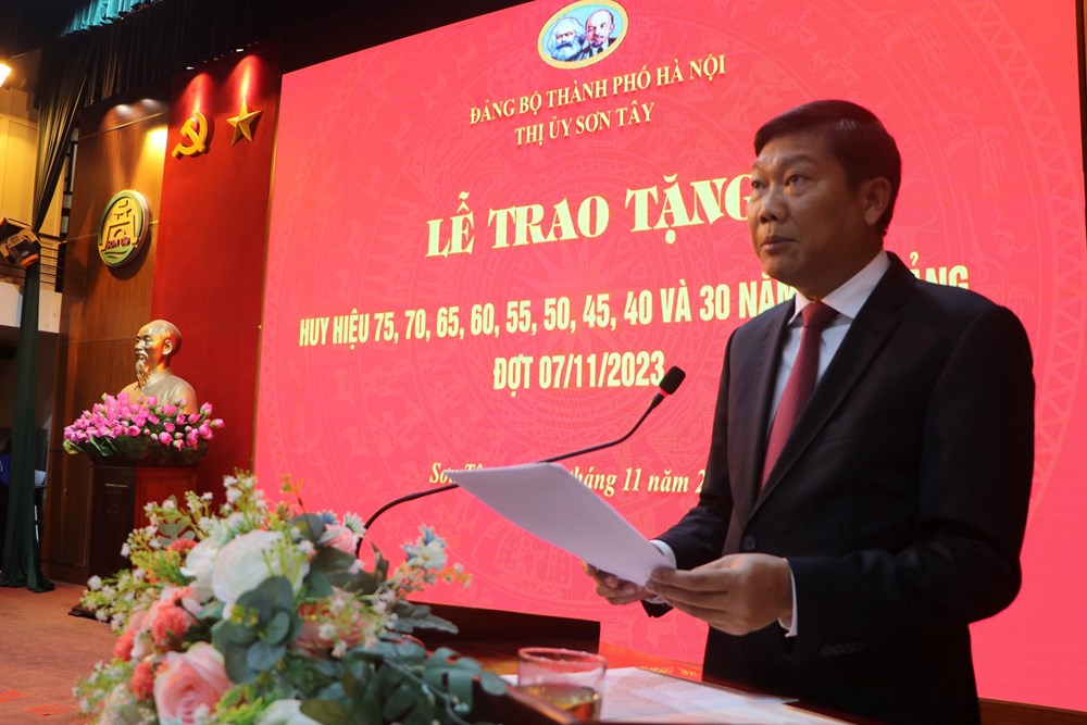 Thị ủy Sơn Tây trao tặng Huy hiệu cho 157 Đảng viên - ảnh 2