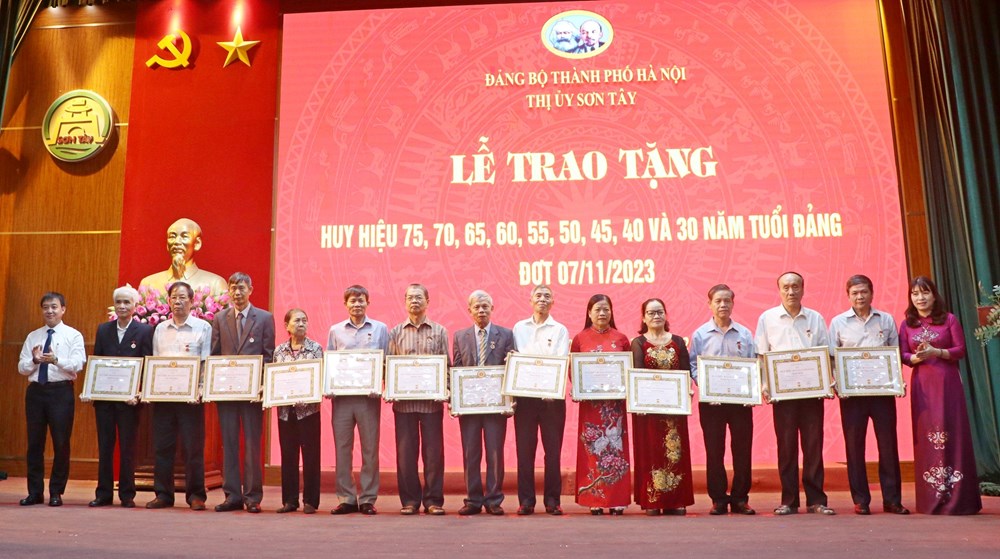 Thị ủy Sơn Tây trao tặng Huy hiệu cho 157 Đảng viên - ảnh 3