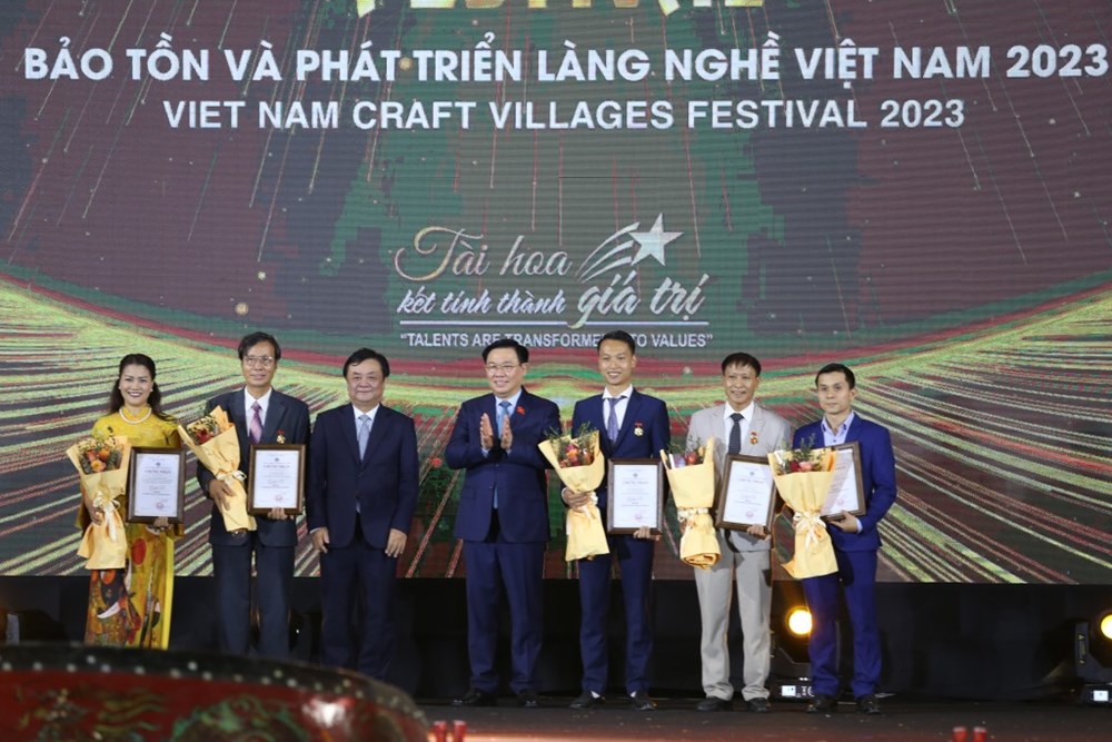Cùng nhau, chúng ta nâng niu giá trị Việt - Cùng nhau, chúng ta nâng tầm làng nghề Việt - ảnh 3