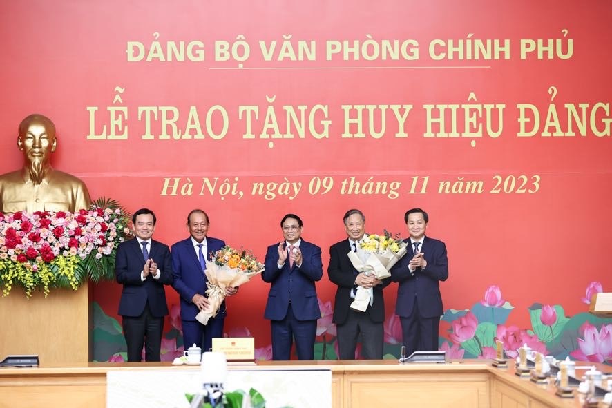 Thủ tướng trao huy hiệu Đảng tặng các đồng chí nguyên Phó Thủ tướng Chính phủ - ảnh 3