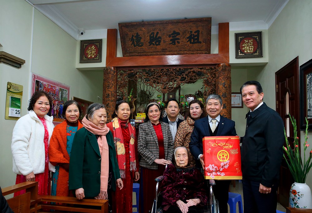 Đảng bộ huyện Gia Lâm trao tặng huy hiệu Đảng cho 199 đảng viên - ảnh 4