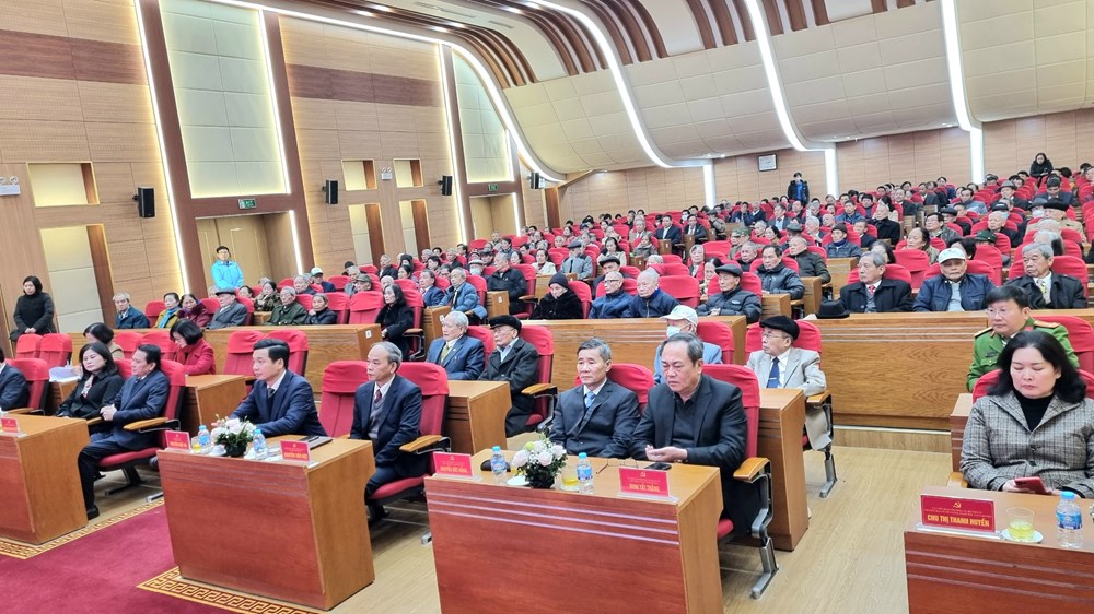 Đảng bộ huyện Gia Lâm trao tặng huy hiệu Đảng cho 199 đảng viên - ảnh 3