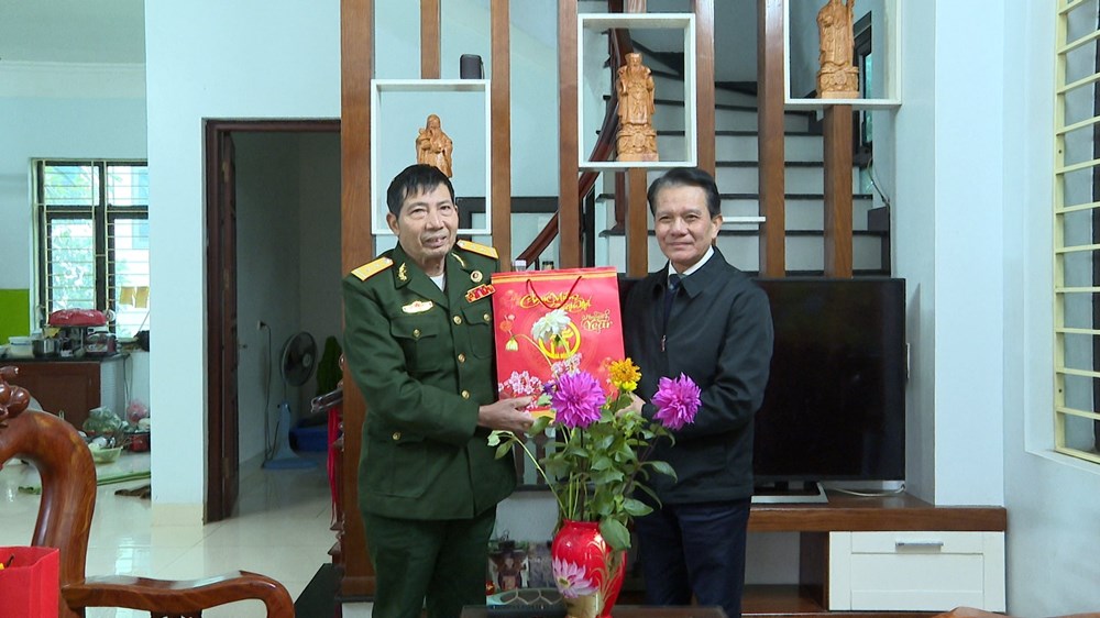 Đảng bộ huyện Gia Lâm trao tặng huy hiệu Đảng cho 199 đảng viên - ảnh 5