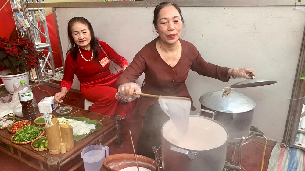Làng nghề bánh cuốn Thanh Trì được công nhận làng nghề truyền thống  - ảnh 3
