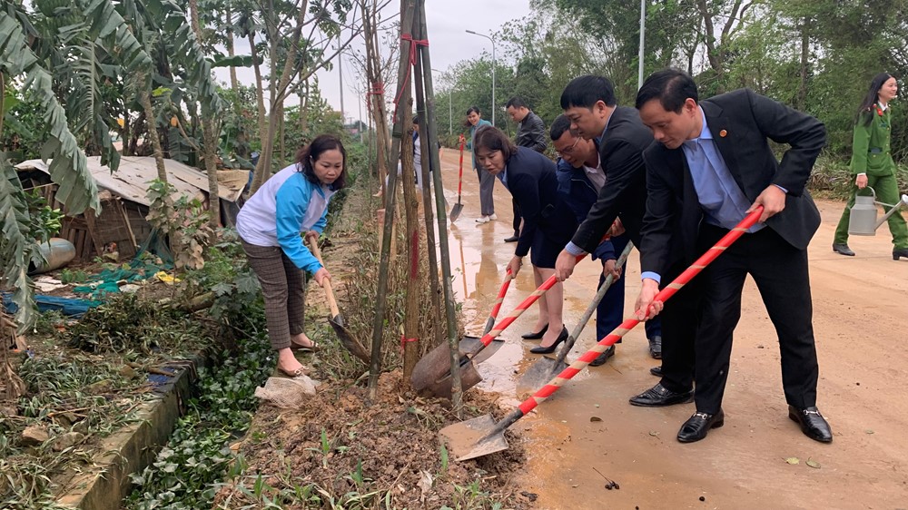 Phụ nữ Thanh Oai phấn đấu trồng 300 cây xanh bảo vệ môi trường - ảnh 3