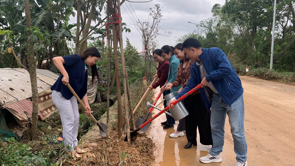 Phụ nữ Thanh Oai phấn đấu trồng 300 cây xanh bảo vệ môi trường - ảnh 4