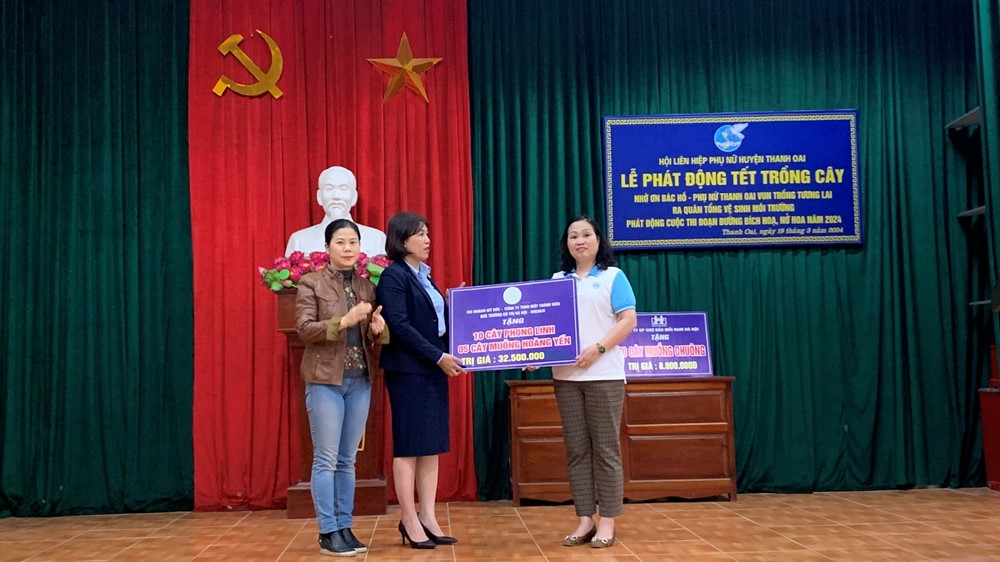 Phụ nữ Thanh Oai phấn đấu trồng 300 cây xanh bảo vệ môi trường - ảnh 7