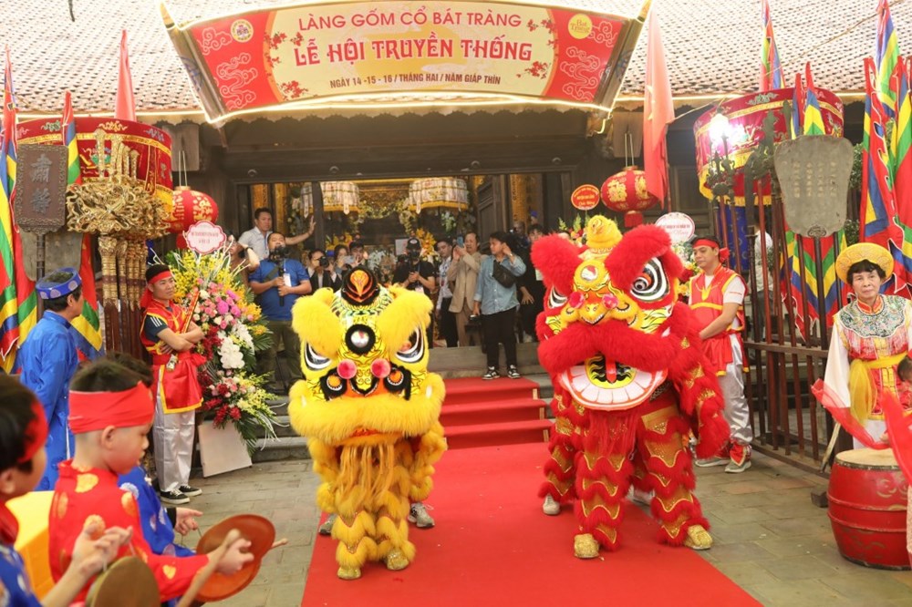 Lễ hội làng gốm cổ Bát Tràng thu hút hàng nghìn người dân và du khách - ảnh 1
