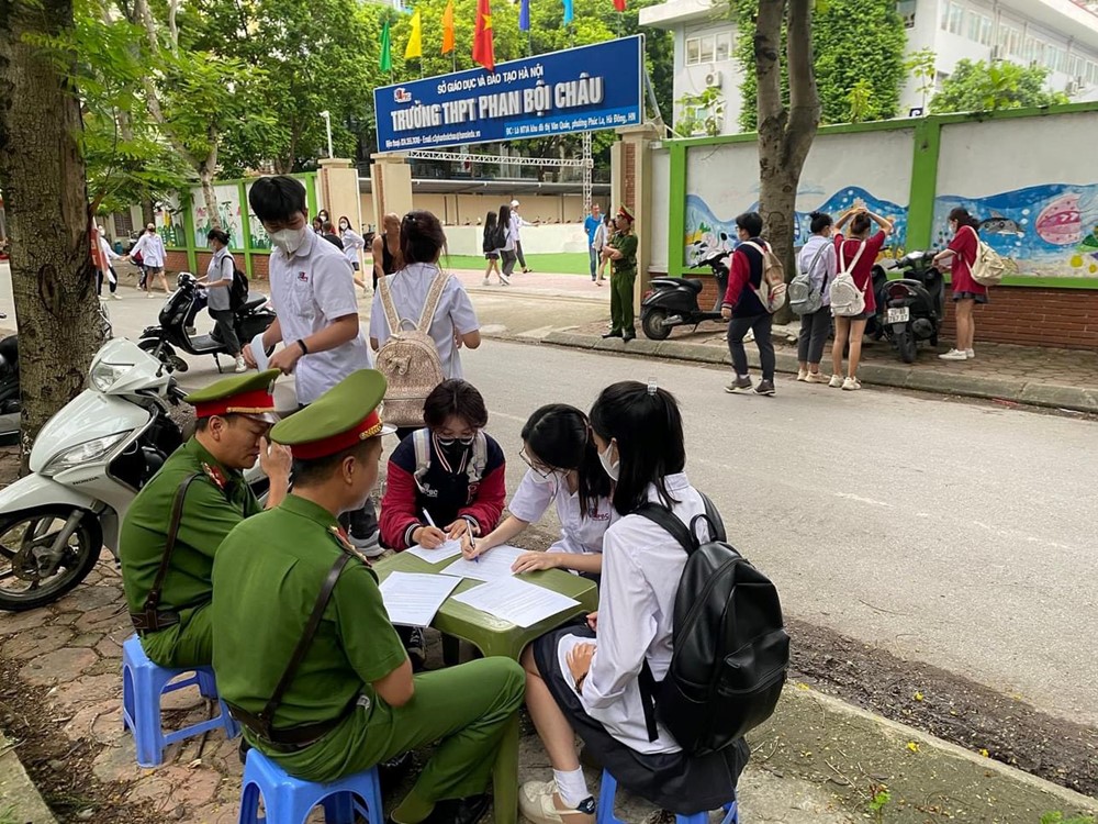 Nhiều học sinh trường THPT Phan Bội Châu vi phạm luật giao thông - ảnh 2