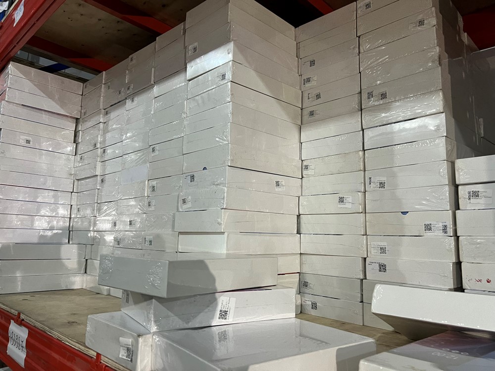 Phát hiện kho hàng lớn chứa 2.000 máy tính bảng, iphone ở Sóc Sơn nghi nhập lậu - ảnh 1