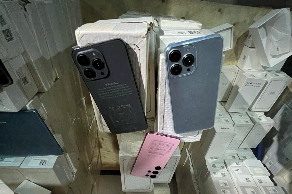 Phát hiện kho hàng lớn chứa 2.000 máy tính bảng, iphone ở Sóc Sơn nghi nhập lậu - ảnh 2