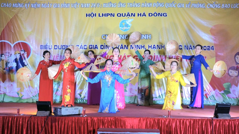 Hội LHPN quận Hà Đông: Biểu dương 13 gia đình văn minh, hạnh phúc - ảnh 1