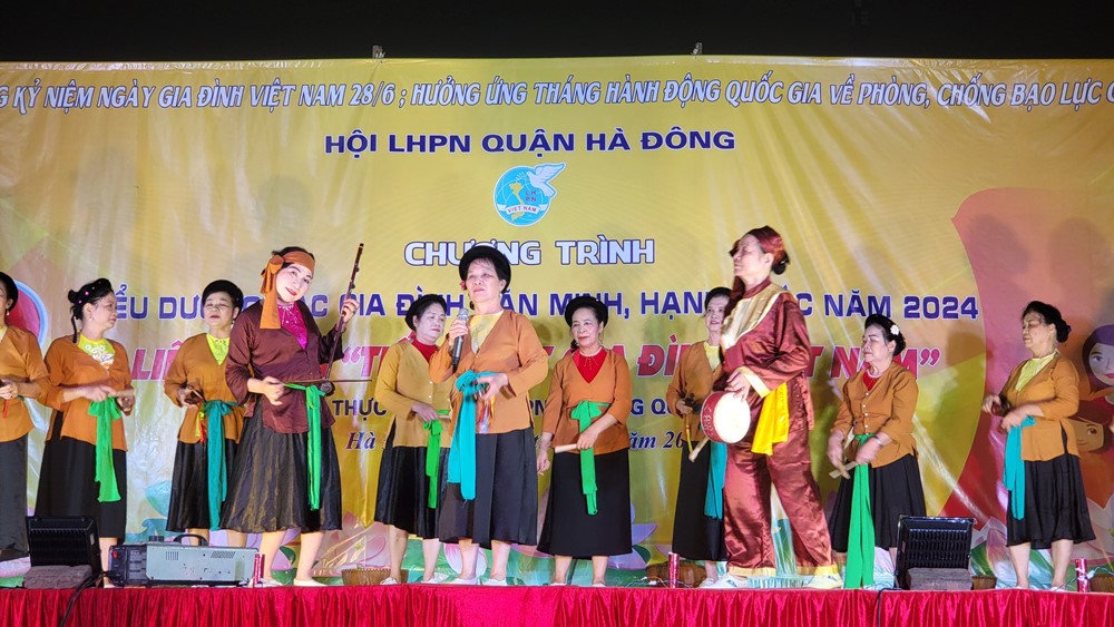 Hội LHPN quận Hà Đông: Biểu dương 13 gia đình văn minh, hạnh phúc - ảnh 5