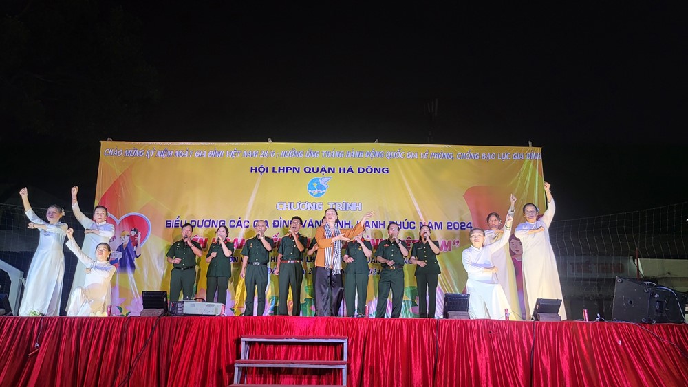 Hội LHPN quận Hà Đông: Biểu dương 13 gia đình văn minh, hạnh phúc - ảnh 6
