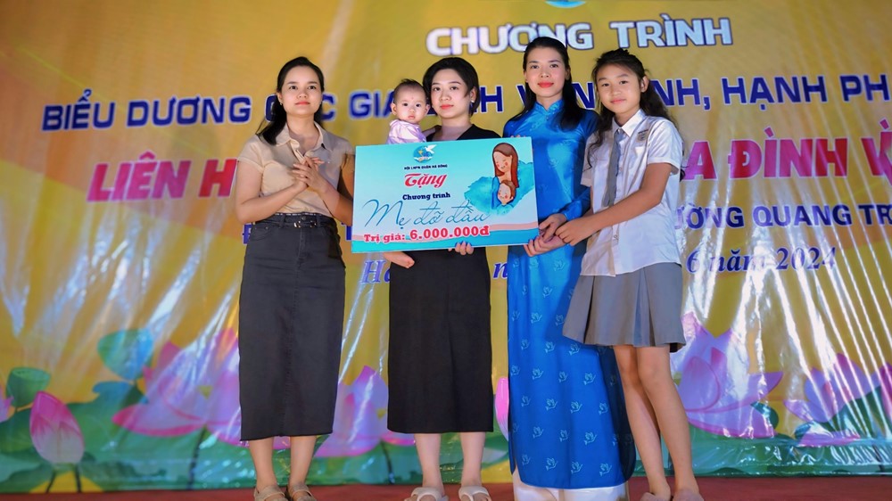 Hội LHPN quận Hà Đông: Biểu dương 13 gia đình văn minh, hạnh phúc - ảnh 3
