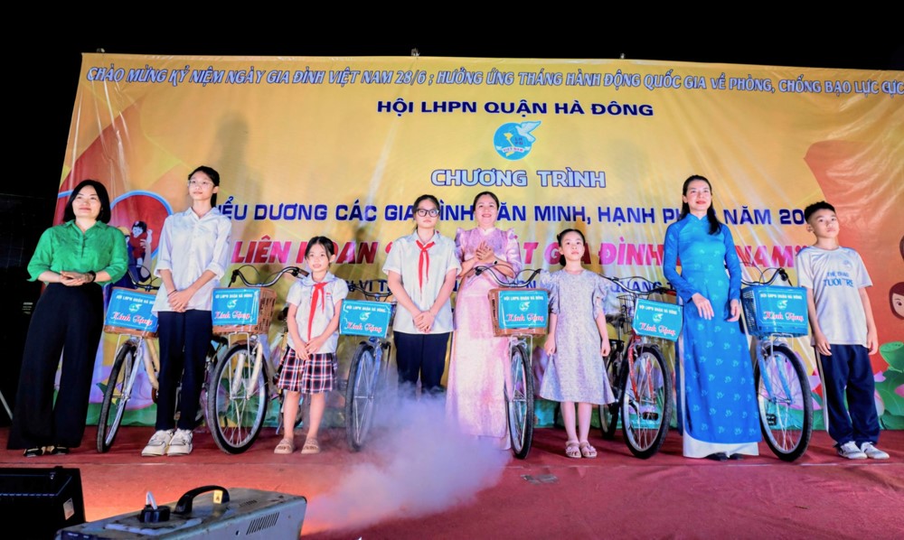 Hội LHPN quận Hà Đông: Biểu dương 13 gia đình văn minh, hạnh phúc - ảnh 4