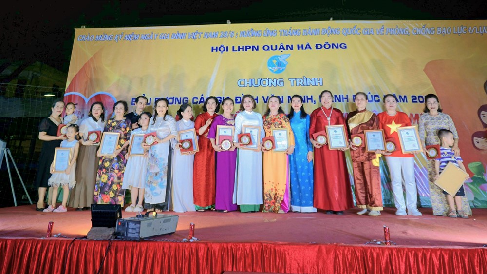 Hội LHPN quận Hà Đông: Biểu dương 13 gia đình văn minh, hạnh phúc - ảnh 2
