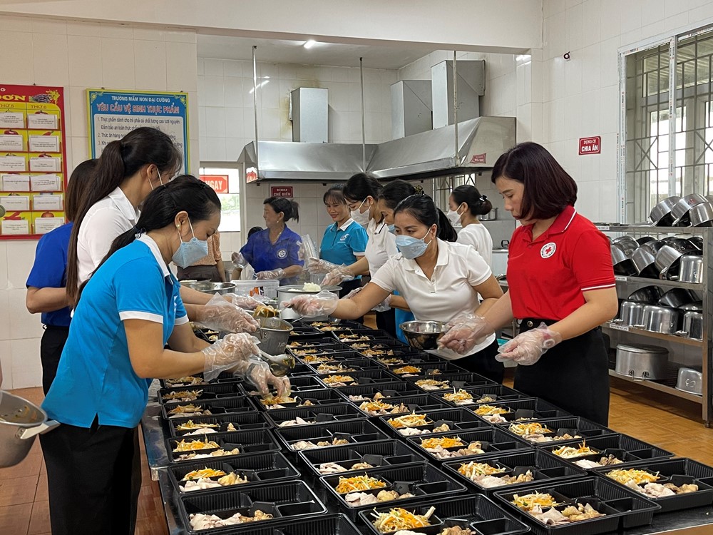 Trao tặng hơn 3.000 suất ăn cho học sinh thi tốt nghiệp THPT - ảnh 1