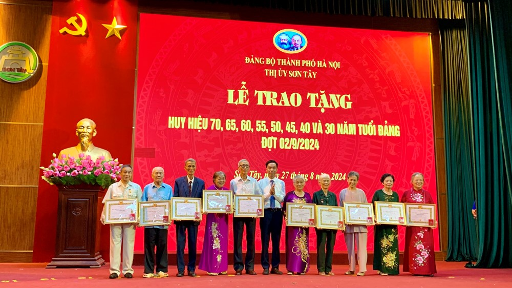 Phó Bí thư Thành uỷ Nguyễn Văn Phong trao Huy hiệu Đảng tại Sơn Tây - ảnh 5