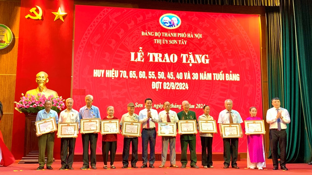 Phó Bí thư Thành uỷ Nguyễn Văn Phong trao Huy hiệu Đảng tại Sơn Tây - ảnh 4