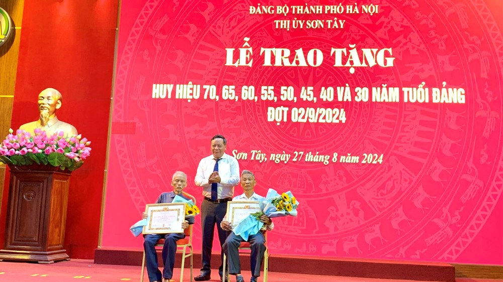 Phó Bí thư Thành uỷ Nguyễn Văn Phong trao Huy hiệu Đảng tại Sơn Tây - ảnh 2