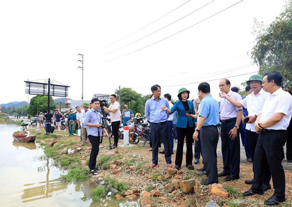 Hỗ trợ học sinh vùng lũ bảo đảm an toàn và duy trì việc học tập - ảnh 4