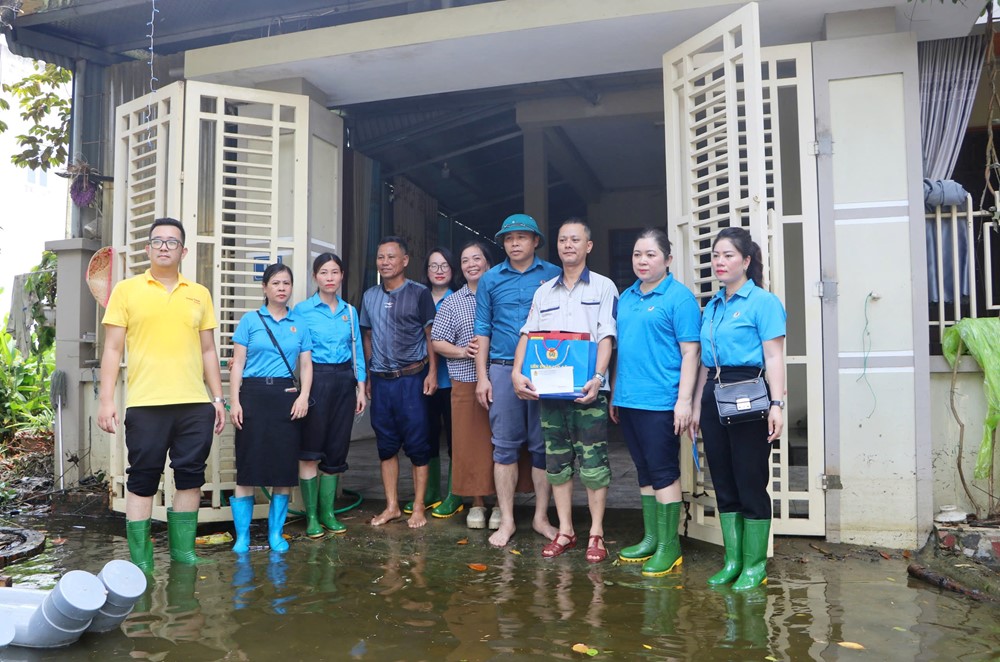 Liên đoàn Lao động quận Hoàng Mai tặng quà cho nhân dân bị ngập lụt xã Xuân Sơn - ảnh 4