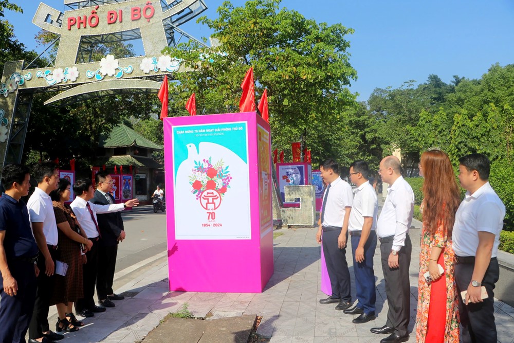 Sơn Tây: Triển lãm 70 tác phẩm tranh cổ động tấm lớn tuyên truyền kỷ niệm 70 năm Ngày Giải phóng Thủ đô  - ảnh 3