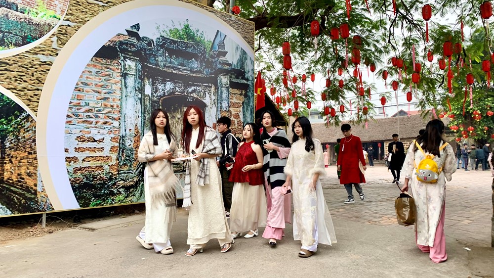 Đông đảo du khách về Đường Lâm (Sơn Tây) tham gia chương trình Tết làng Việt - ảnh 7