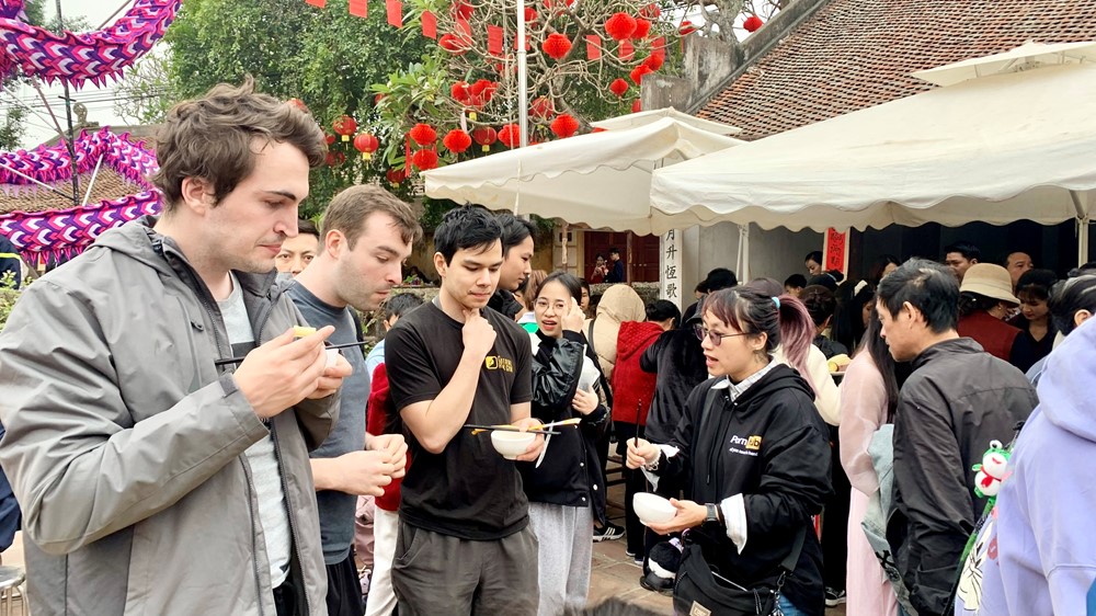 Đông đảo du khách về Đường Lâm (Sơn Tây) tham gia chương trình Tết làng Việt - ảnh 5