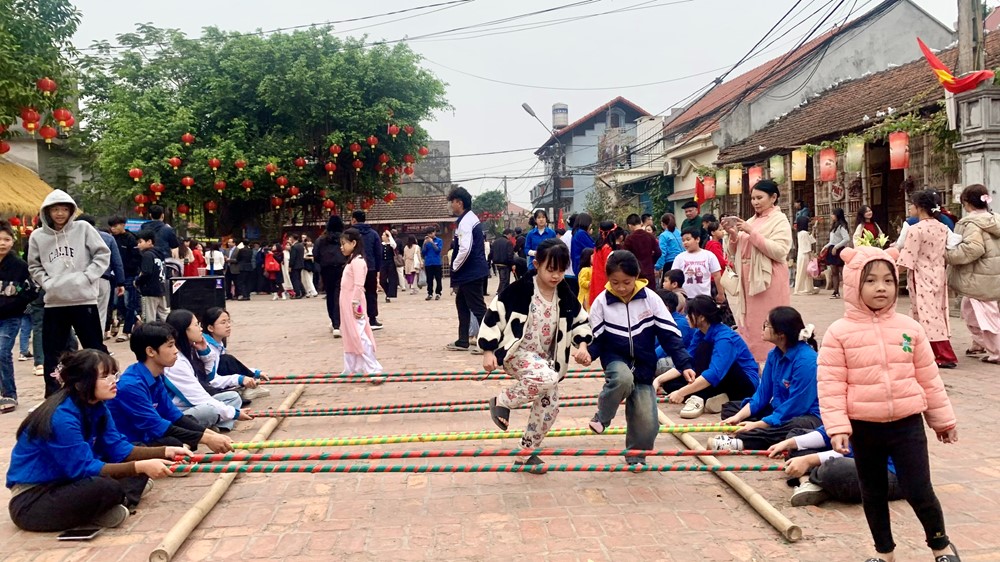 Đông đảo du khách về Đường Lâm (Sơn Tây) tham gia chương trình Tết làng Việt - ảnh 6