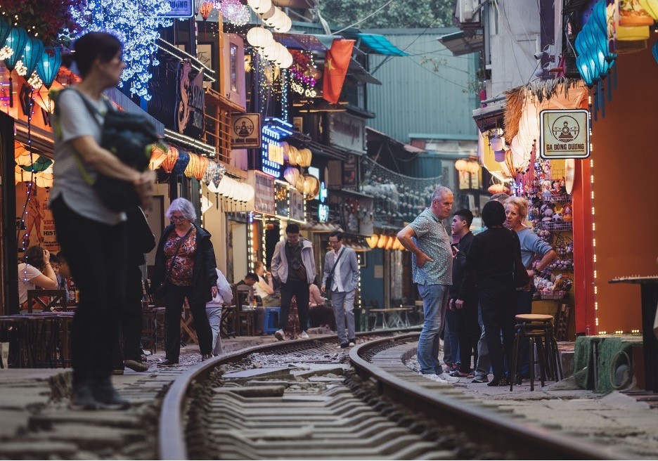 Hà Nội yêu cầu không giới thiệu, tổ chức tour đưa khách đến khu cà phê đường tàu - ảnh 1