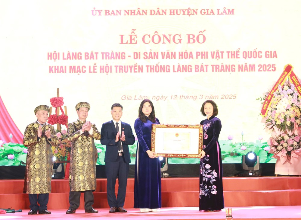 Công bố Hội làng Bát Tràng là Di sản Văn hóa phi vật thể quốc gia và khai hội 2025 - ảnh 4