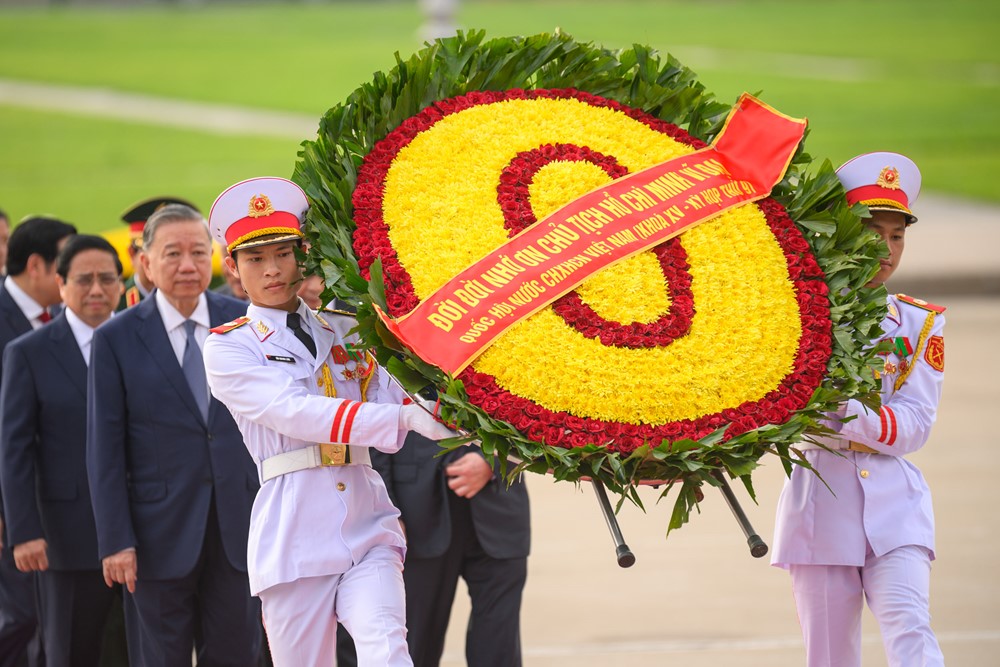 Lãnh đạo Đảng, Nhà nước và các đại biểu Quốc hội vào Lăng viếng Chủ tịch Hồ Chí Minh - ảnh 2