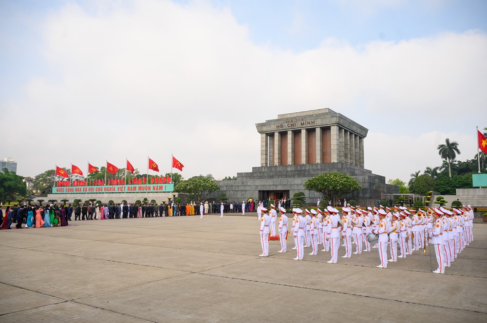 Lãnh đạo Đảng, Nhà nước và các đại biểu Quốc hội vào Lăng viếng Chủ tịch Hồ Chí Minh - ảnh 6
