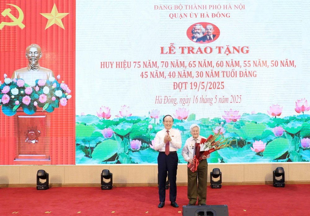 Phó Bí thư Thành ủy, Chủ tịch HĐND thành phố Hà Nội Nguyễn Ngọc Tuấn trao huy hiệu Đảng ở Hà Đông - ảnh 1