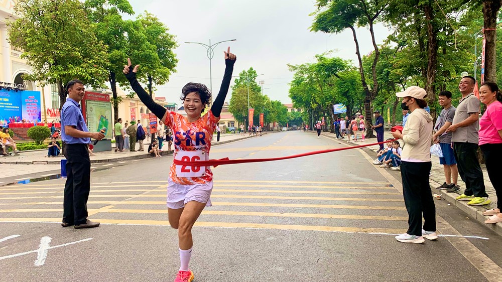 Sơn Tây: 1.500 người tham gia hưởng ứng Ngày chạy Olympic Vì sức khoẻ toàn dân - ảnh 8