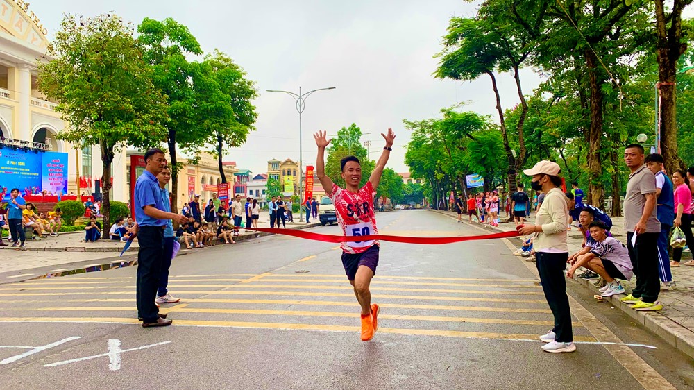 Sơn Tây: 1.500 người tham gia hưởng ứng Ngày chạy Olympic Vì sức khoẻ toàn dân - ảnh 9