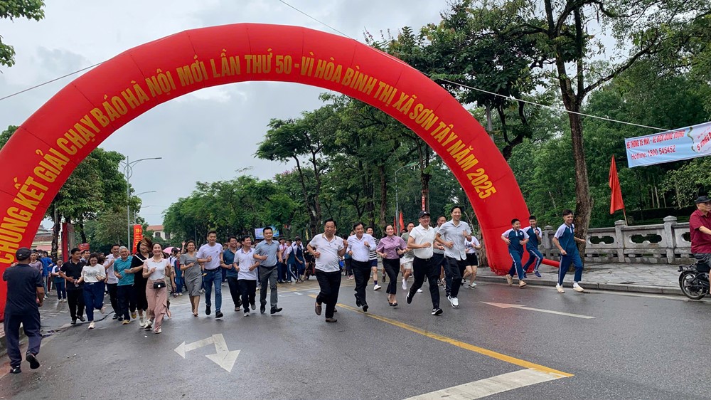 Sơn Tây: 1.500 người tham gia hưởng ứng Ngày chạy Olympic Vì sức khoẻ toàn dân - ảnh 3