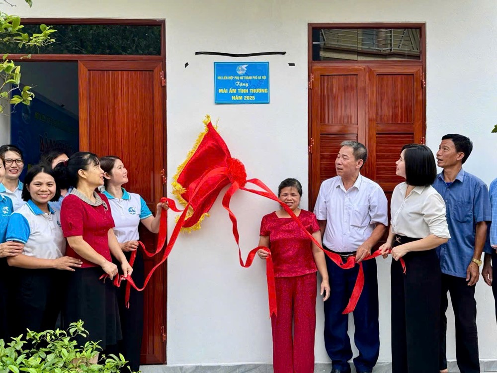 Bàn giao mái ấm tình thương cho phụ nữ xã Phú Châu, huyện Ba Vì - ảnh 4