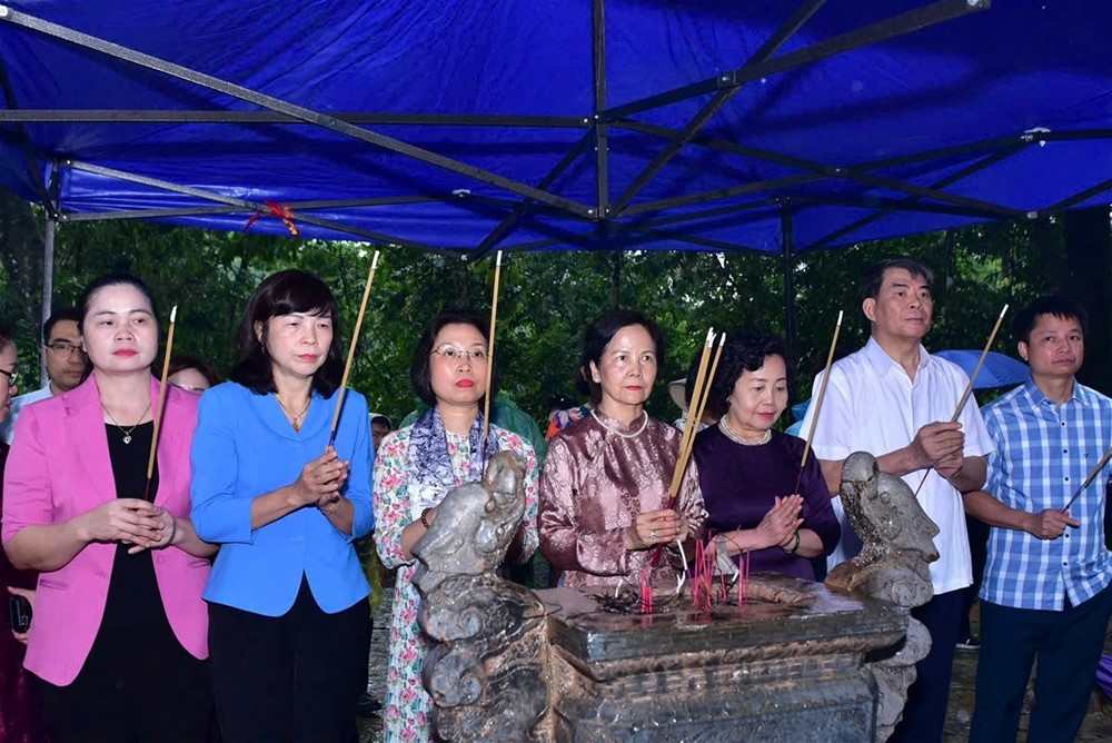Đoàn đại biểu Quốc hội TP Hà Nội về nguồn tại tỉnh Tuyên Quang - ảnh 1