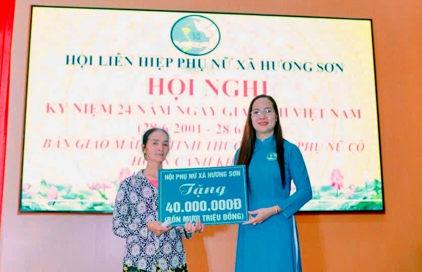 Hội LHPN xã Hương Sơn (Mỹ Đức) kỷ niệm ngày Gia đình và trao mái ấm tình thương cho hội viên - ảnh 2