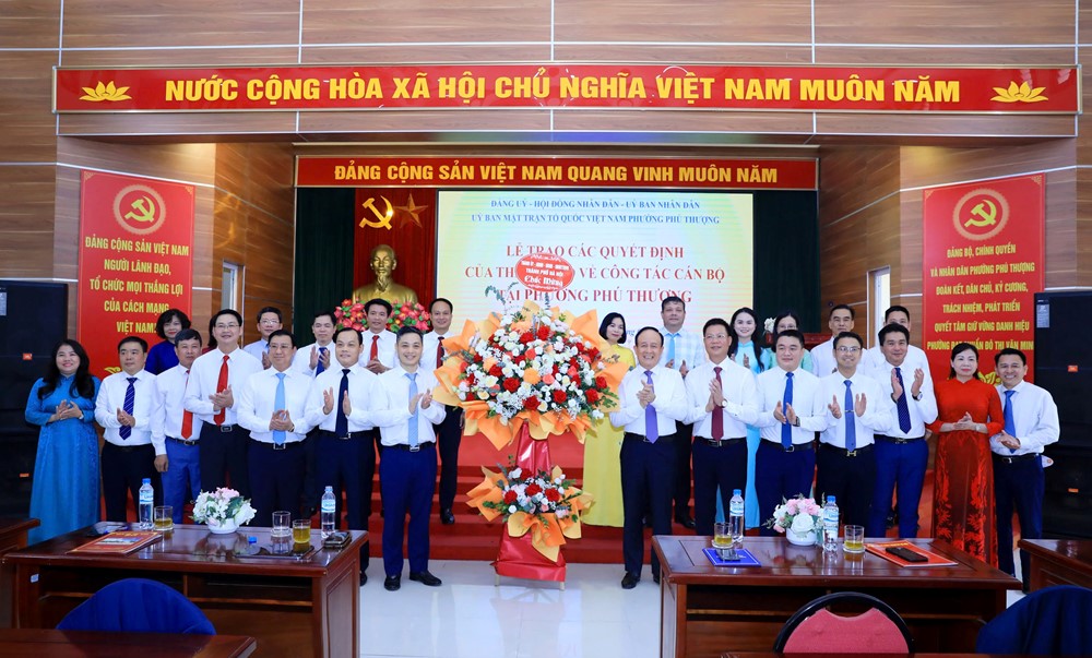 Công bố các quyết định về nhân sự tại phường Phú Thượng - ảnh 5