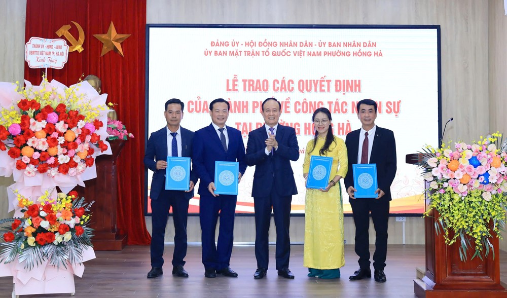Công bố các quyết định về công tác cán bộ tại phường Hồng Hà - ảnh 3