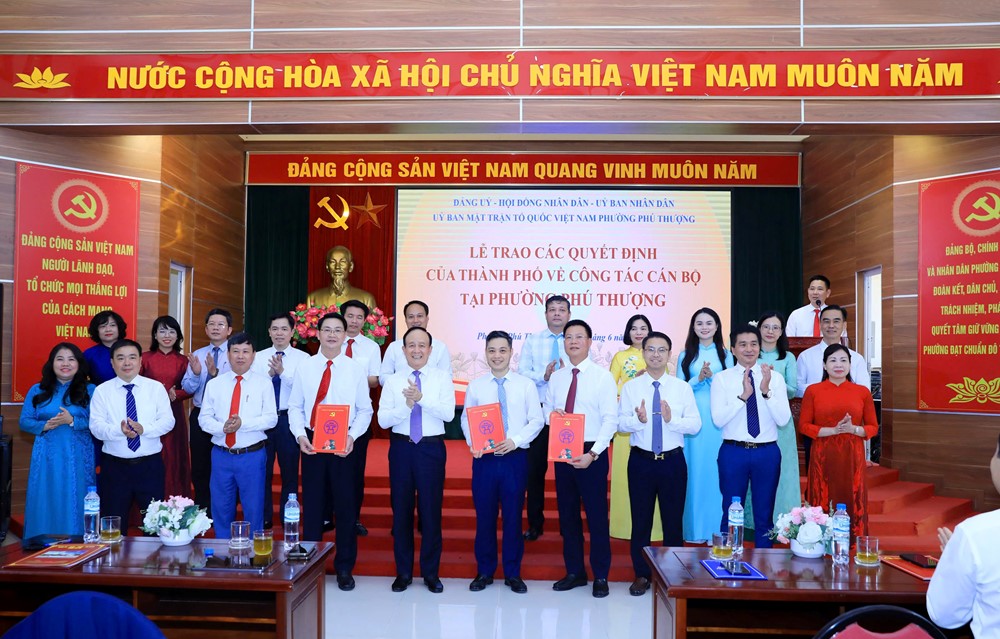 Công bố các quyết định về nhân sự tại phường Phú Thượng - ảnh 4